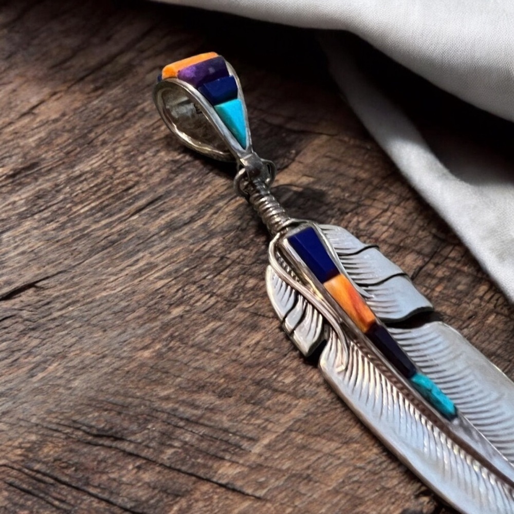 Vintage Christin Wolf feather stone inlay sterling silver pendant. 30+ years old - Picture 8 of 16